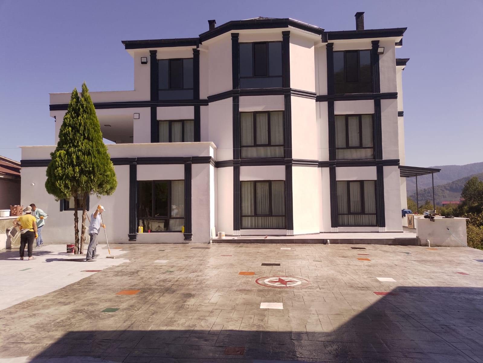 Fırçalı parlak beton zeminde zemin finisajı