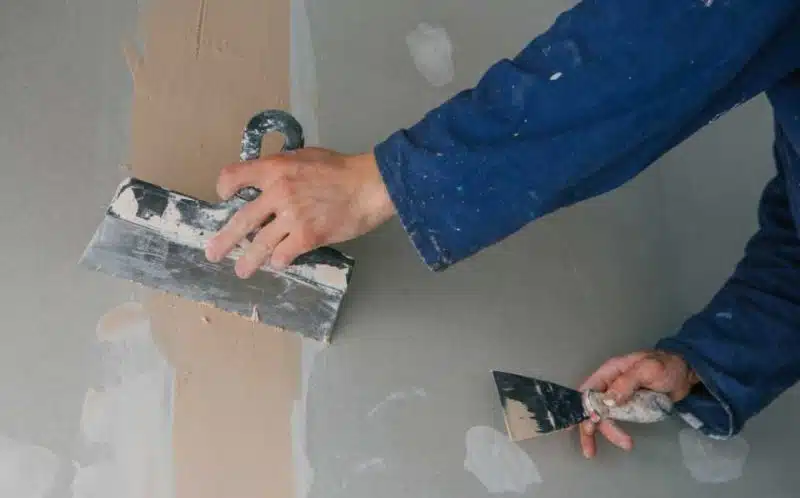 Duvar onarımı için uygulanan profesyonel tamirat çalışması